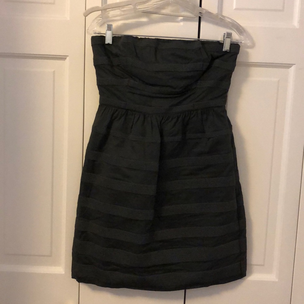 Cute strapless dress!